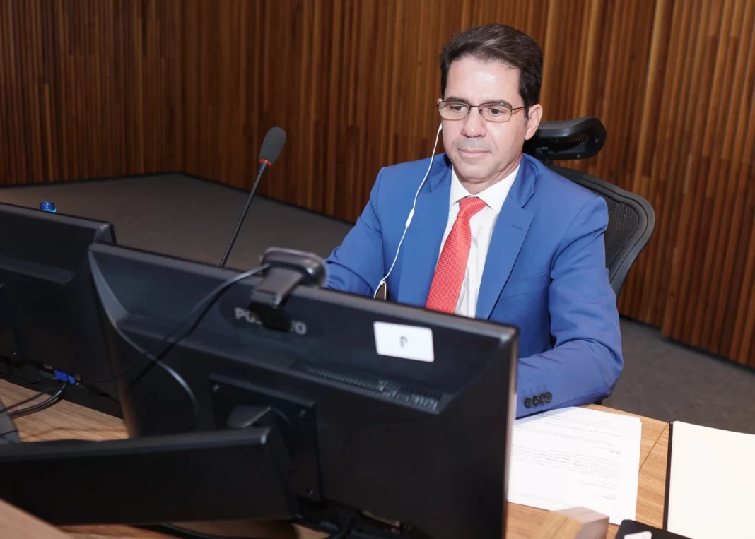Relação suspeita entre desembargador e JBS trava pagamento a 3 mil trabalhadores Relação suspeita entre desembargador e JBS trava pagamento a 3 mil trabalhadores