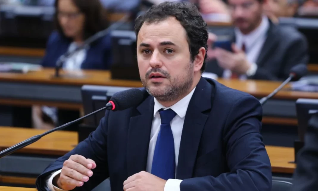 Depoimento de Glauber foi uma das bases para decisão de Dino sobre secretária de Lira Depoimento de Glauber foi uma das bases para decisão de Dino sobre secretária de Lira