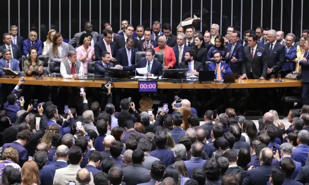 A presidência sem comando: liderança em falta na Câmara A presidência sem comando: liderança em falta na Câmara