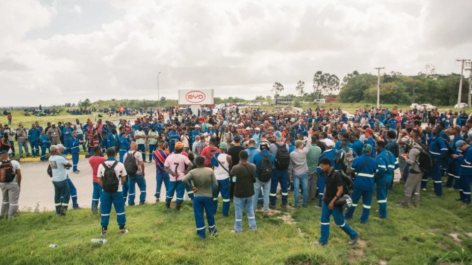 Na Bahia, trabalhadores da obra da BYD denunciam demissões durante greve Na Bahia, trabalhadores da obra da BYD denunciam demissões durante greve