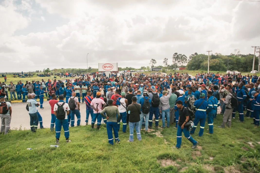 Funcionários da BYD fazem greve por melhores condições de trabalho Funcionários da BYD fazem greve por melhores condições de trabalho
