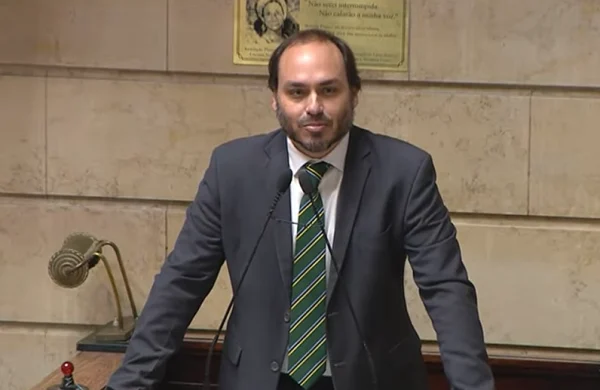 Carlos confirma renúncia a mandato no RJ e diz que vai atender a ‘missão maior’ Carlos confirma renúncia a mandato no RJ e diz que vai atender a ‘missão maior’