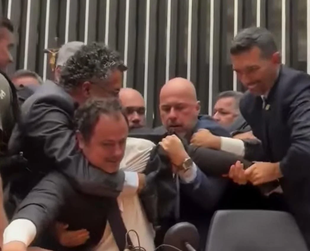 Deputados do PSOL registram boletim de ocorrência por agressão na Câmara e responsabilizam Motta Deputados do PSOL registram boletim de ocorrência por agressão na Câmara e responsabilizam Motta