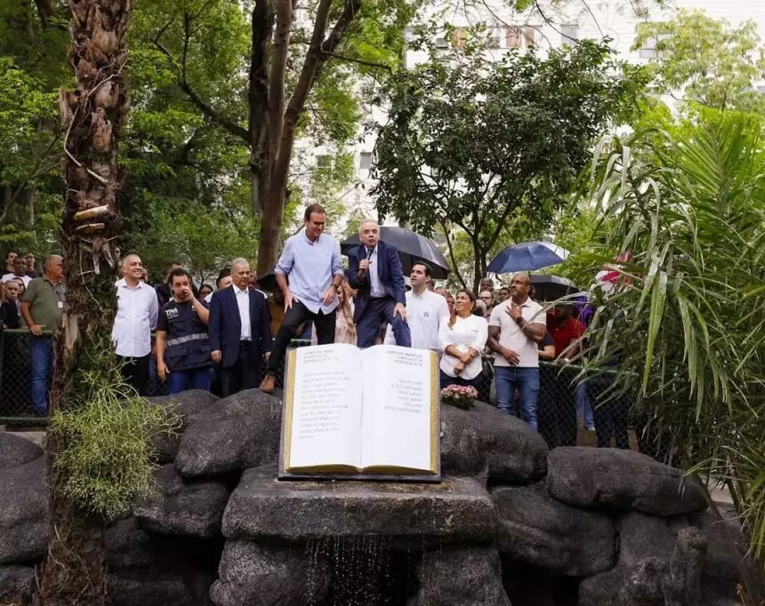 Paes inaugura batistério na praça onde nasceu a Universal Paes inaugura batistério na praça onde nasceu a Universal