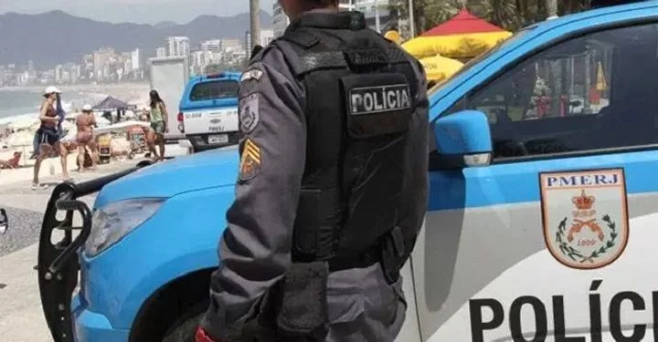 Dois PMs do Rio são presos sob suspeita de vazar informações de operações ao CV Dois PMs do Rio são presos sob suspeita de vazar informações de operações ao CV