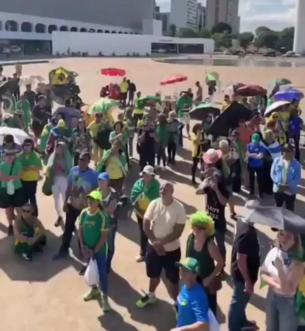 Ato pela anistia de Bolsonaro fracassa e reúne somente 130 pessoas no DF Ato pela anistia de Bolsonaro fracassa e reúne somente 130 pessoas no DF