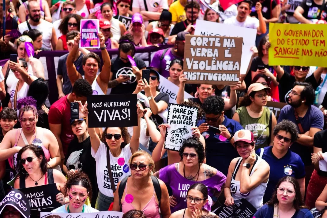 Manifestantes protestam contra feminicídio em atos pelo país Manifestantes protestam contra feminicídio em atos pelo país