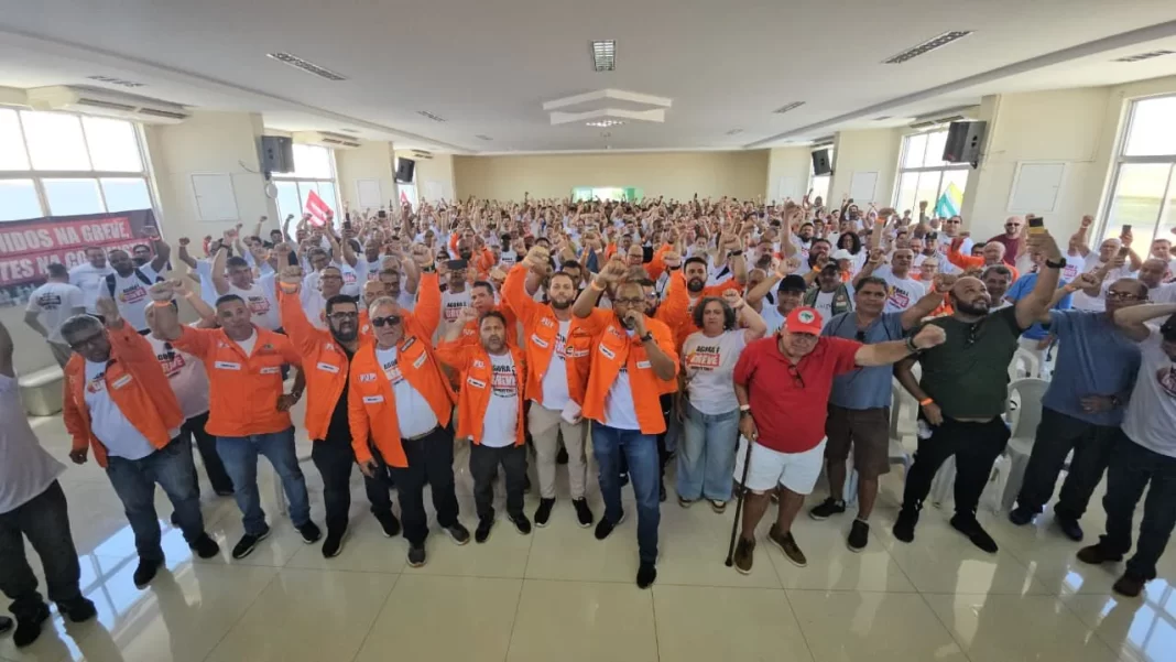 Petroleiros encerram greve em parte do país Petroleiros encerram greve em parte do país