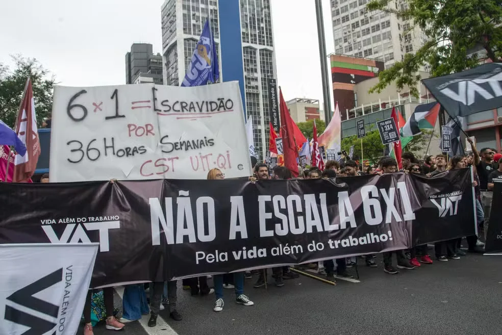 Comissão do Senado aprova escala 6×1; proposta vai a plenário Comissão do Senado aprova escala 6×1; proposta vai a plenário