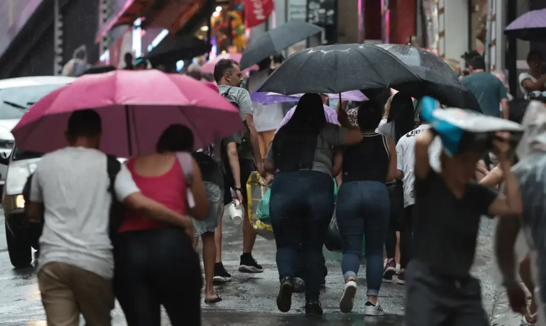 Ciclone avança e provoca chuvas fortes e ventania no Sudeste e no Sul; veja a previsão Ciclone avança e provoca chuvas fortes e ventania no Sudeste e no Sul; veja a previsão