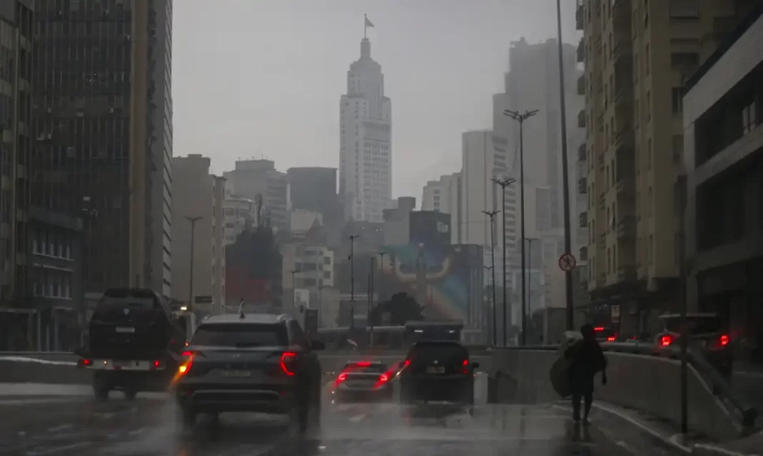 Chuva se intensifica no país e acumulados podem chegar a 100 mm nesta semana Chuva se intensifica no país e acumulados podem chegar a 100 mm nesta semana