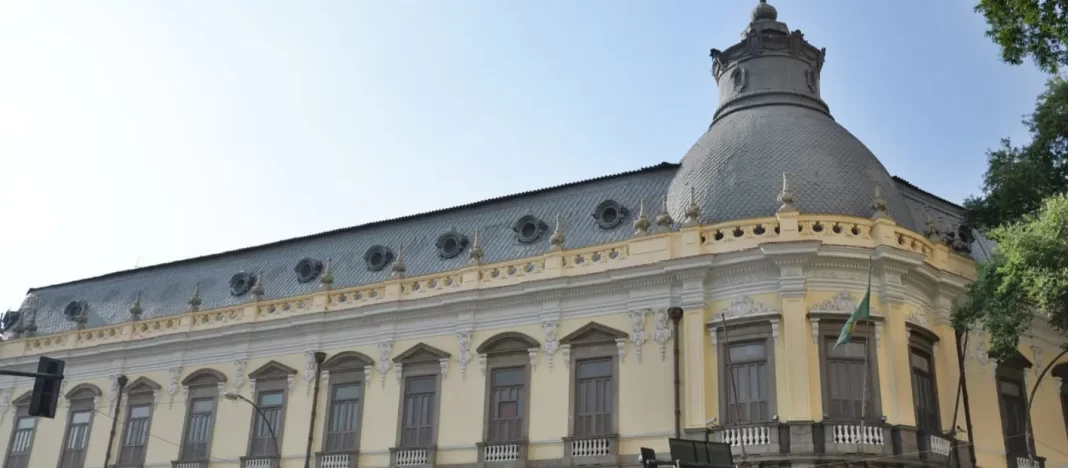 Alunos de colégio tradicional no Rio são suspensos após denúncia de racismo Alunos de colégio tradicional no Rio são suspensos após denúncia de racismo
