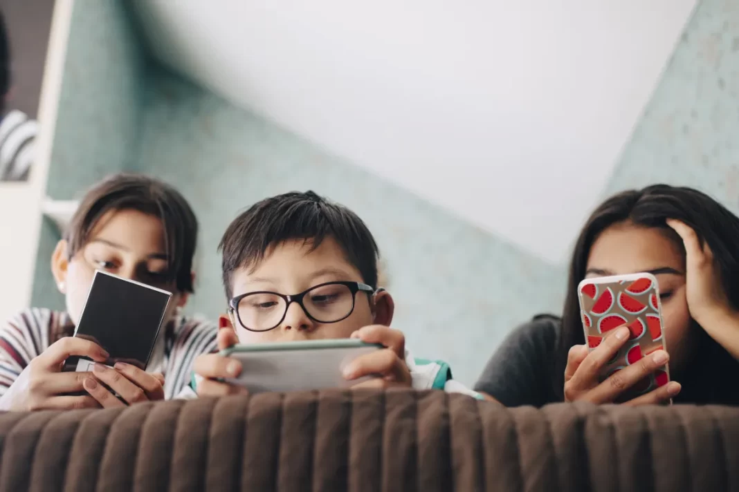 Controle parental: 3 meses após sanção da Lei Felca, pais não sabem proteger filhos na web Controle parental: 3 meses após sanção da Lei Felca, pais não sabem proteger filhos na web