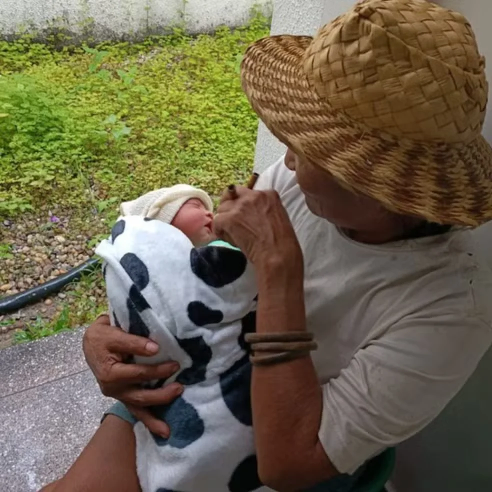 Nasceu um menino, a salvação de um povo. Nasceu um menino, a salvação de um povo.