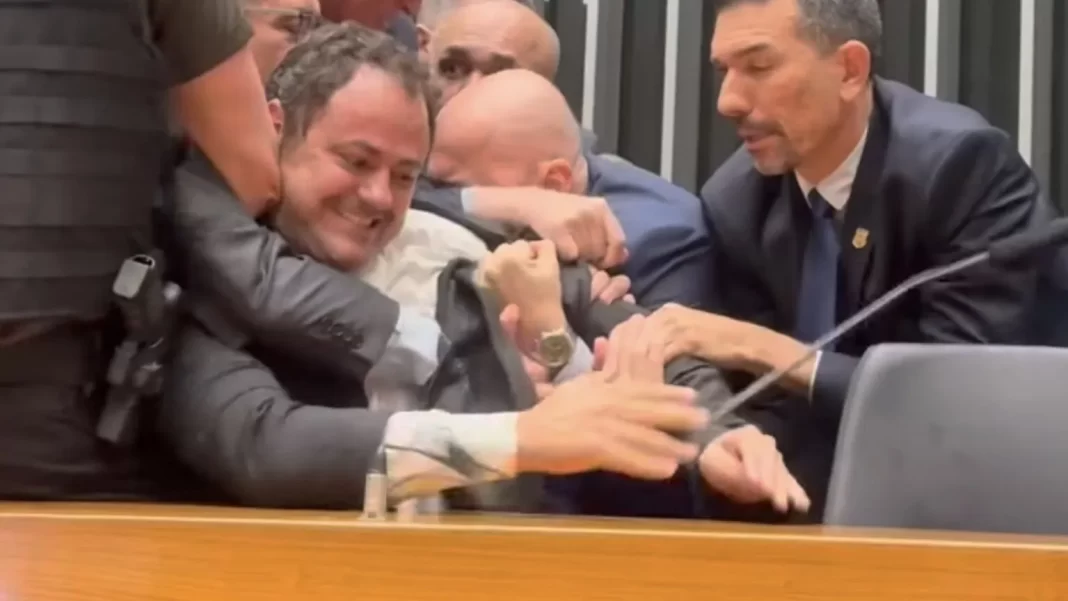 Motta silencia sobre censura a jornalistas em retirada de Glauber Braga da Câmara Motta silencia sobre censura a jornalistas em retirada de Glauber Braga da Câmara