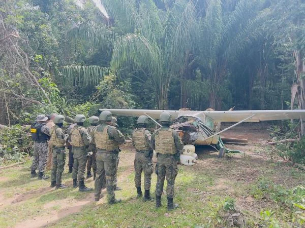 Avião da Venezuela pousa em terra Yanomami após ser interceptado por caça da FAB Avião da Venezuela pousa em terra Yanomami após ser interceptado por caça da FAB