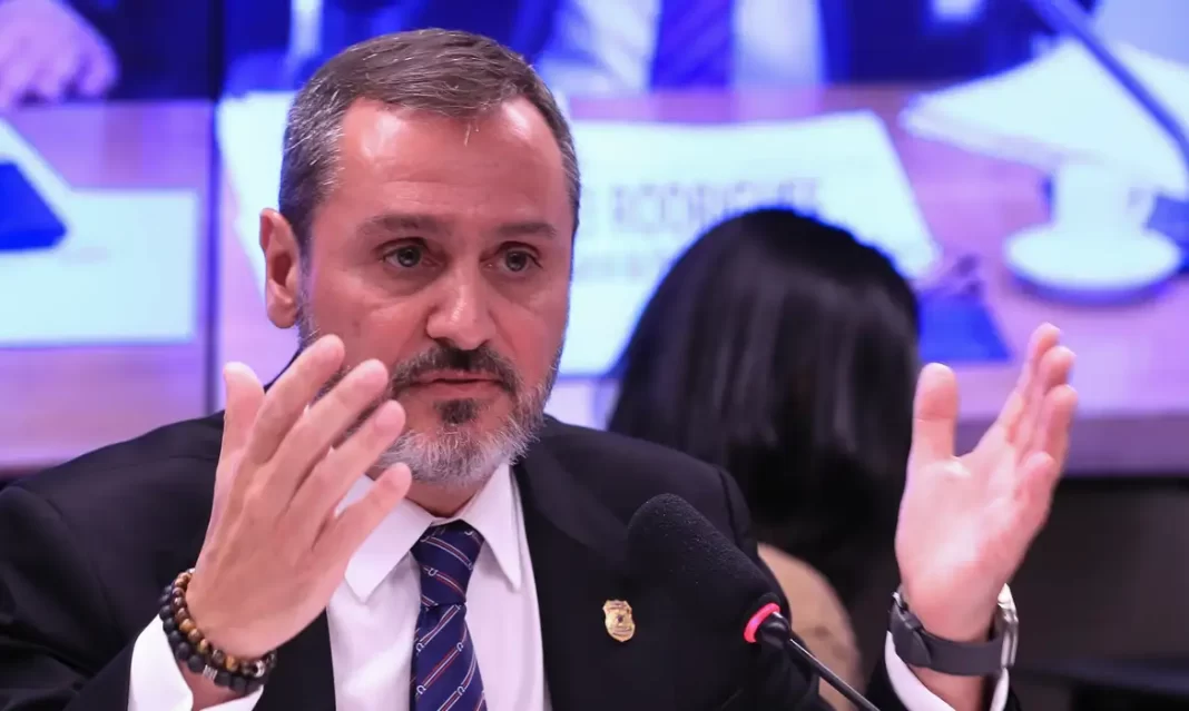 Diretor diz que PF não mede ‘estatura política’ ao investigar emendas Diretor diz que PF não mede ‘estatura política’ ao investigar emendas