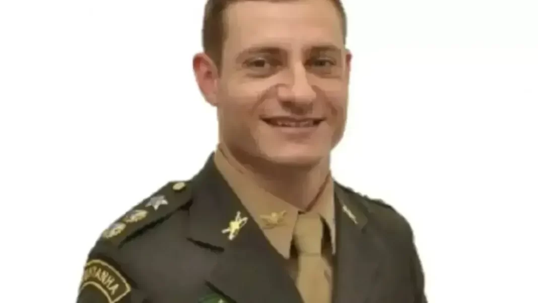 Tenente-coronel condenado por trama golpista se entrega à PF para cumprir prisão domiciliar Tenente-coronel condenado por trama golpista se entrega à PF para cumprir prisão domiciliar