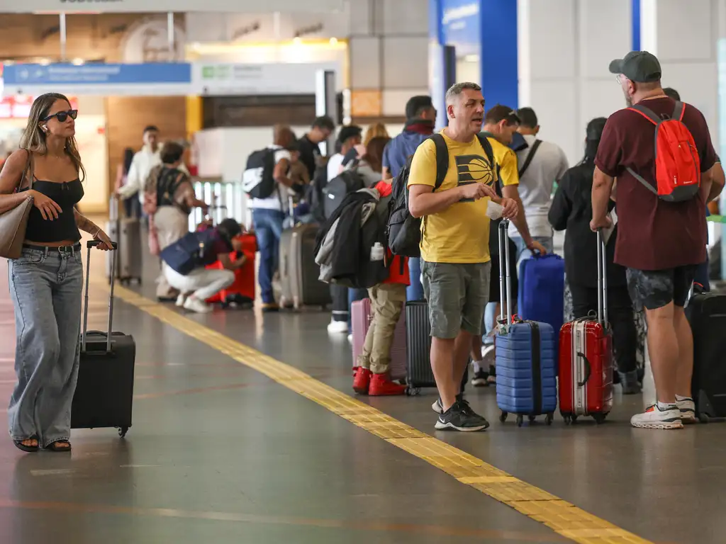 Pilotos e comissários podem entrar em greve a partir de 1º de janeiro Pilotos e comissários podem entrar em greve a partir de 1º de janeiro