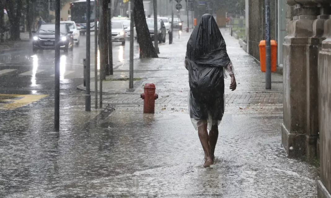 Ciclone deve causar temporais, granizo e ventos fortes no RS; estado está sob alerta de ‘perigo extremo’ Ciclone deve causar temporais, granizo e ventos fortes no RS; estado está sob alerta de ‘perigo extremo’