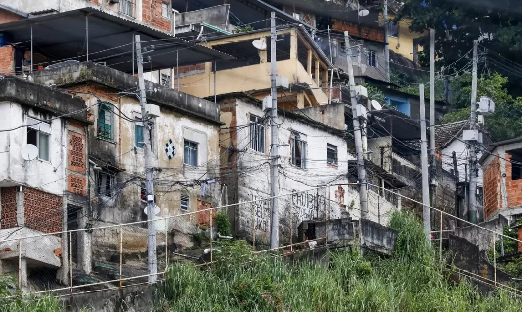 Quase 20% da população de favelas vivem em vias onde não passam carros Quase 20% da população de favelas vivem em vias onde não passam carros