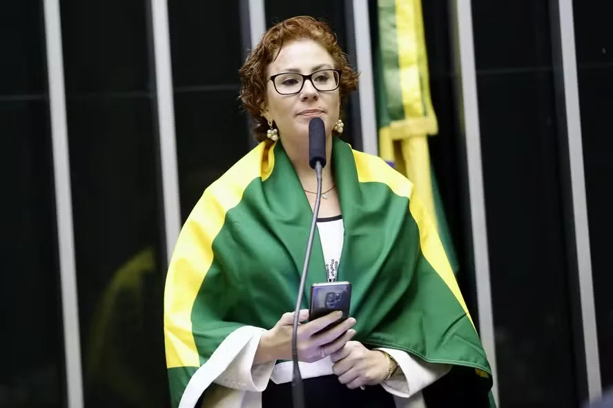 Carla Zambelli renuncia ao mandato de deputada federal Carla Zambelli renuncia ao mandato de deputada federal