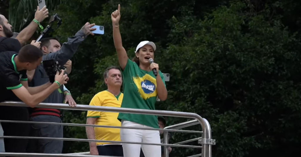 Michelle em guerra com filhos de Bolsonaro por presidência Michelle em guerra com filhos de Bolsonaro por presidência