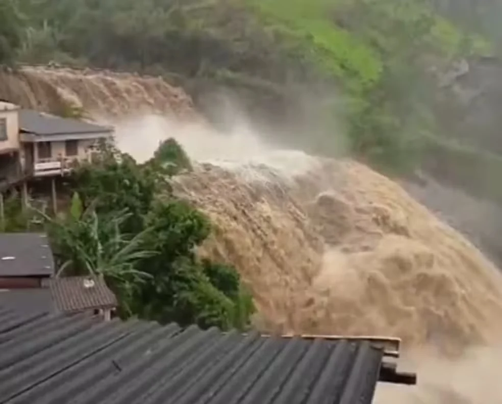 Petrópolis (RJ) sofre com alagamentos após temporal e Defesa Civil emite alerta extremo Petrópolis (RJ) sofre com alagamentos após temporal e Defesa Civil emite alerta extremo