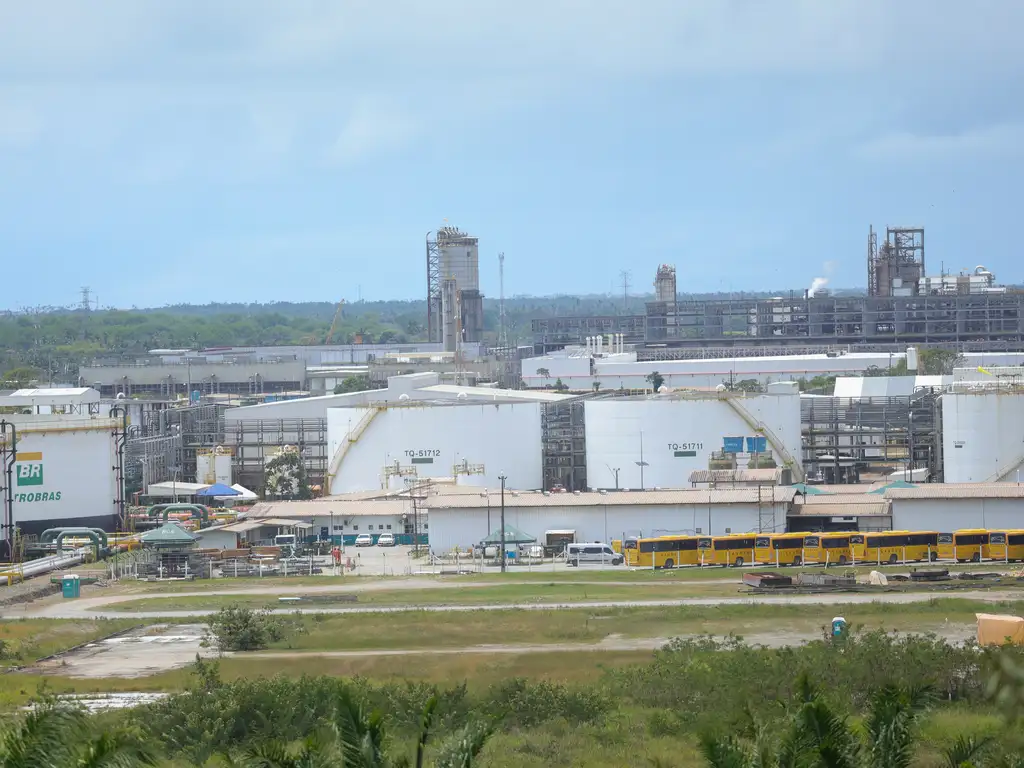 Refinaria Abreu e Lima dobra capacidade com Trem de Refino 2 e vai gerar até 15 mil empregos Refinaria Abreu e Lima dobra capacidade com Trem de Refino 2 e vai gerar até 15 mil empregos