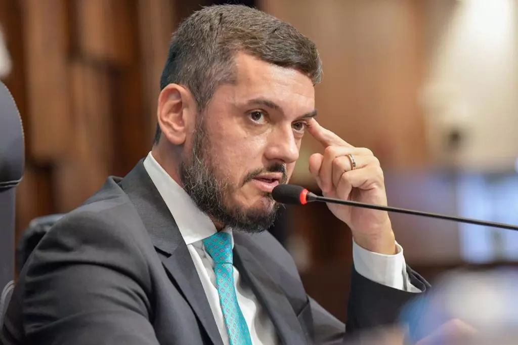 Bacellar será solto, mas é afastado da presidência da Alerj e obrigado a usar tornozeleira Bacellar será solto, mas é afastado da presidência da Alerj e obrigado a usar tornozeleira