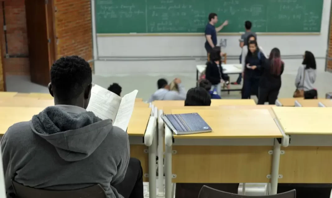 Violência e censura afetam nove em cada dez professores brasileiros Violência e censura afetam nove em cada dez professores brasileiros
