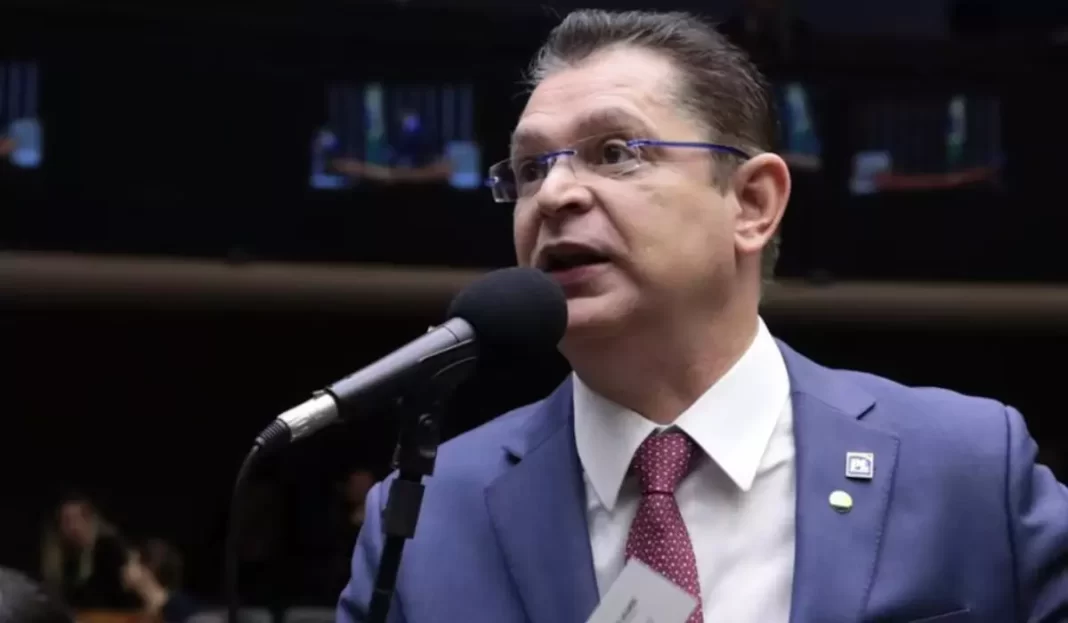 Sóstenes diz que dinheiro apreendido veio de venda de imóvel, mas versão tem contradições Sóstenes diz que dinheiro apreendido veio de venda de imóvel, mas versão tem contradições