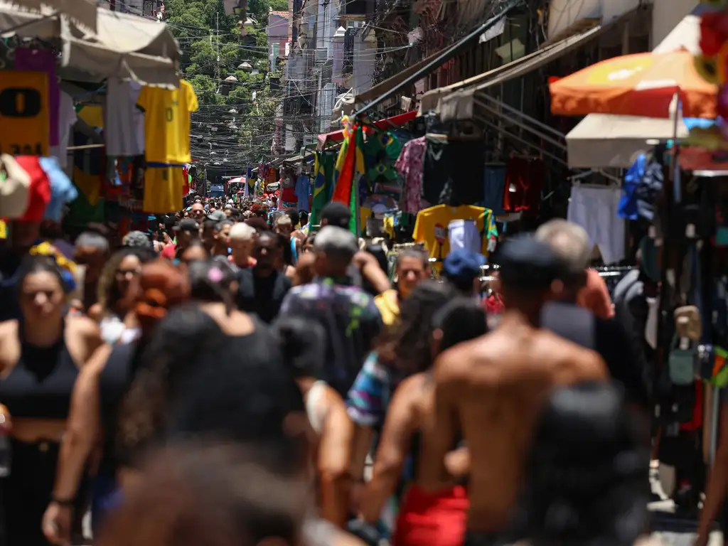 Datafolha: 35% dos brasileiros se identificam com a direita e 22%, com a esquerda Datafolha: 35% dos brasileiros se identificam com a direita e 22%, com a esquerda