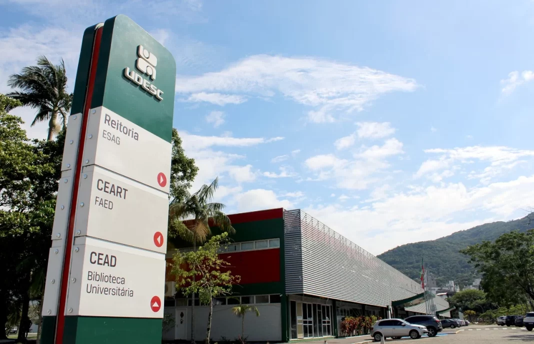 Universidade de SC contesta PL anti-cotas; projeto ameaça zerar seu orçamento Universidade de SC contesta PL anti-cotas; projeto ameaça zerar seu orçamento