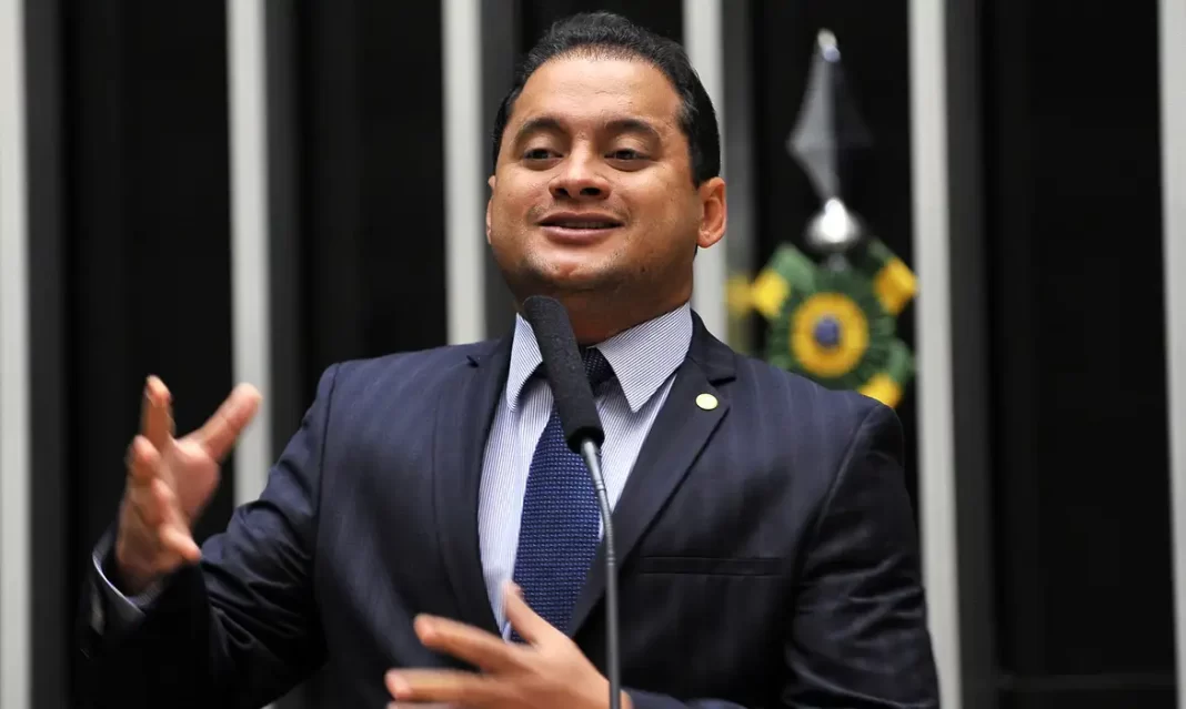 PF aponta senador como ‘sustentáculo político’ de esquema no INSS PF aponta senador como ‘sustentáculo político’ de esquema no INSS