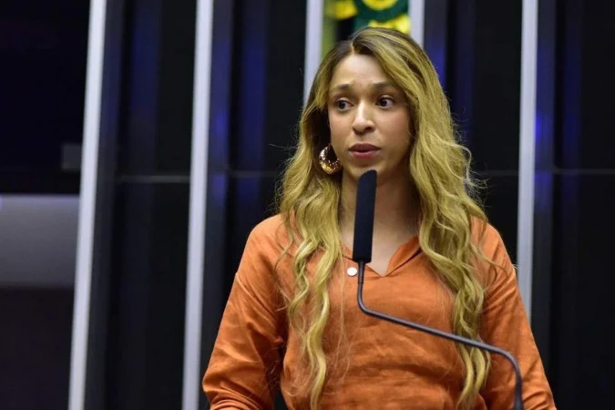 Erika Hilton pede investigação sobre rede de desinformação que imputou transfobia a Lula Erika Hilton pede investigação sobre rede de desinformação que imputou transfobia a Lula