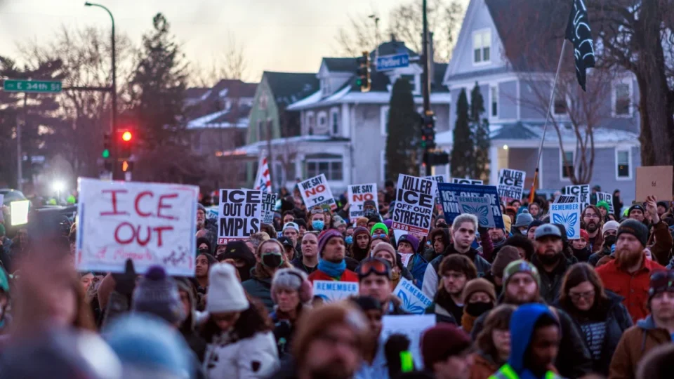 Mais de mil protestos estão programados nos EUA contra violência dos agentes de imigração Mais de mil protestos estão programados nos EUA contra violência dos agentes de imigração