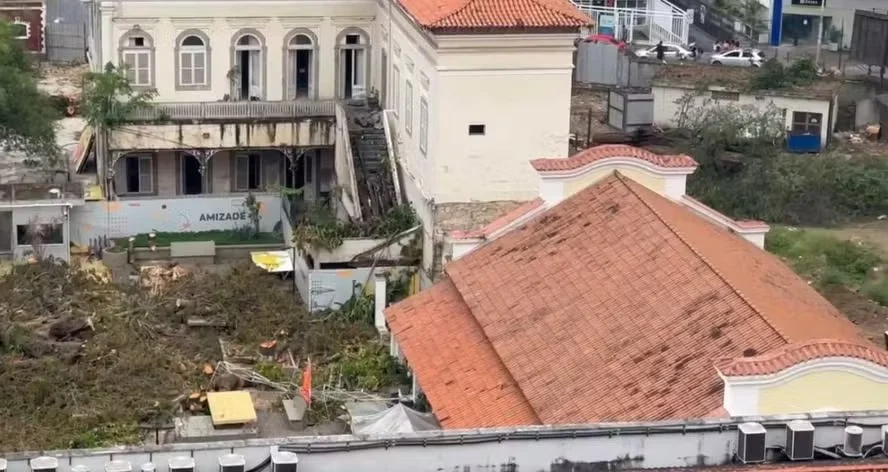Moradores protestam contra derrubada de 71 árvores no Flamengo, no RJ Moradores protestam contra derrubada de 71 árvores no Flamengo, no RJ