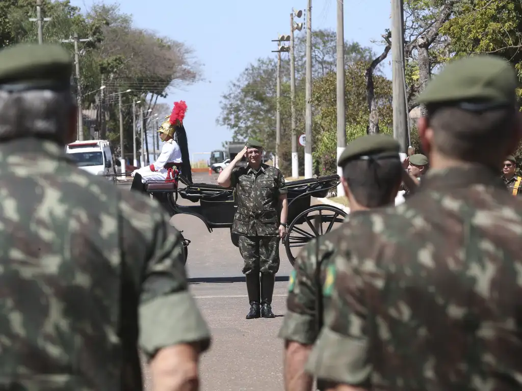 Militares ficam fora de PEC que acaba com aposentadoria como punição Militares ficam fora de PEC que acaba com aposentadoria como punição
