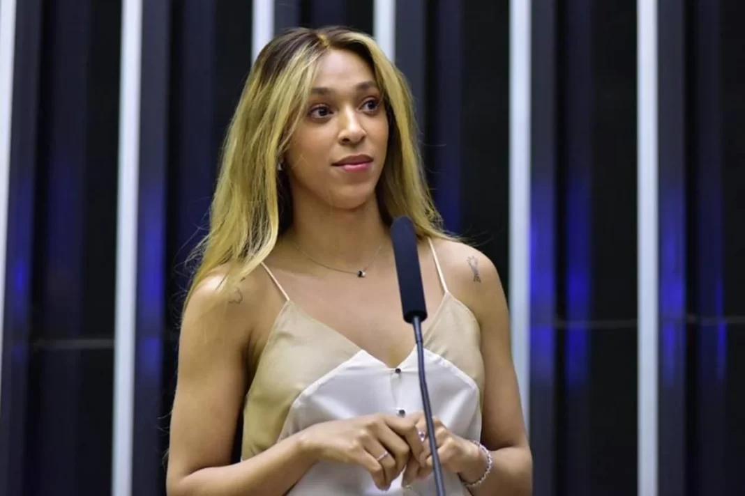 Denúncia de Erika Hilton leva órgãos federais a agir contra uso sexualizado do Grok Denúncia de Erika Hilton leva órgãos federais a agir contra uso sexualizado do Grok