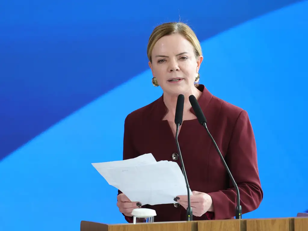 Gleisi aceita pedido de Lula para concorrer ao Senado pelo Paraná, dizem petistas Gleisi aceita pedido de Lula para concorrer ao Senado pelo Paraná, dizem petistas