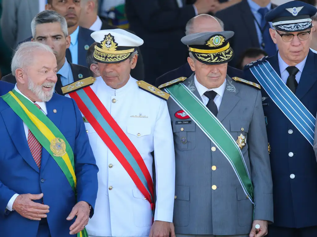 Governo redefine Câmara de Defesa e retira voto dos comandantes militares Governo redefine Câmara de Defesa e retira voto dos comandantes militares