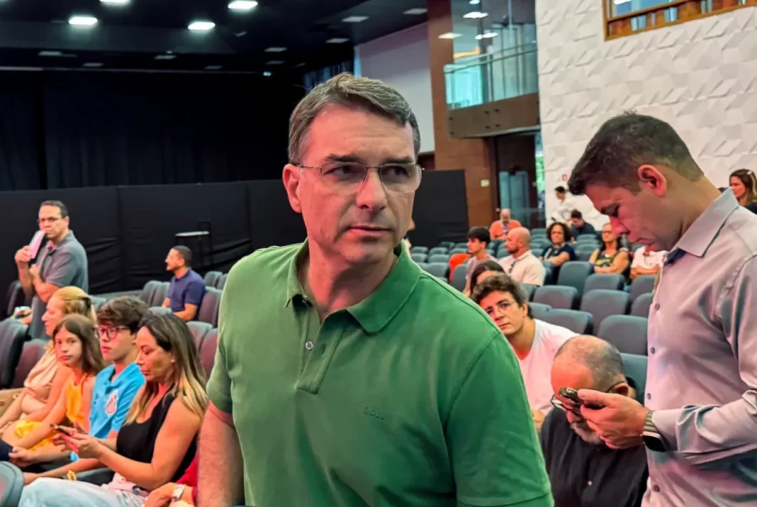 Deputado aciona TSE contra Flávio Bolsonaro por propaganda antecipada Deputado aciona TSE contra Flávio Bolsonaro por propaganda antecipada