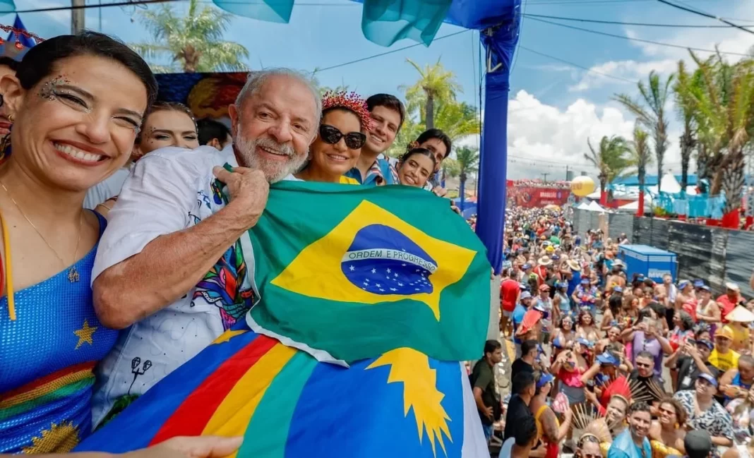 Lula começa agenda de Carnaval pelo Galo da Madrugada Lula começa agenda de Carnaval pelo Galo da Madrugada