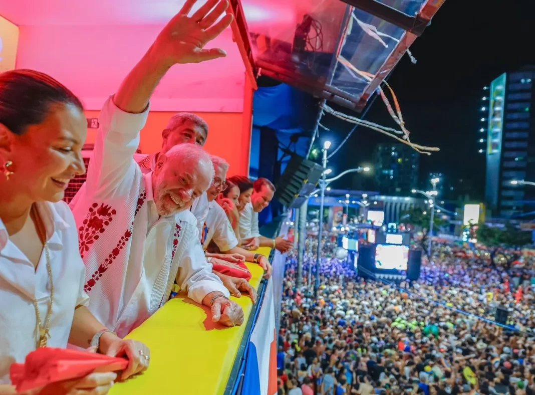 Lula vai ao Rio para desfile em sua homenagem com aliados divididos e sob alerta do TSE Lula vai ao Rio para desfile em sua homenagem com aliados divididos e sob alerta do TSE