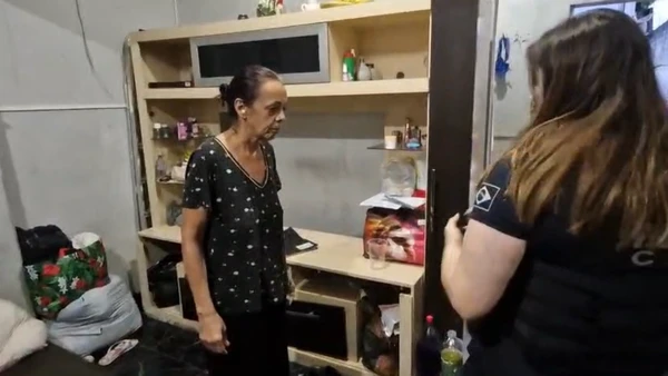 Avó é presa por ‘vender’ netas para piloto envolvido em esquema de exploração sexual Avó é presa por ‘vender’ netas para piloto envolvido em esquema de exploração sexual