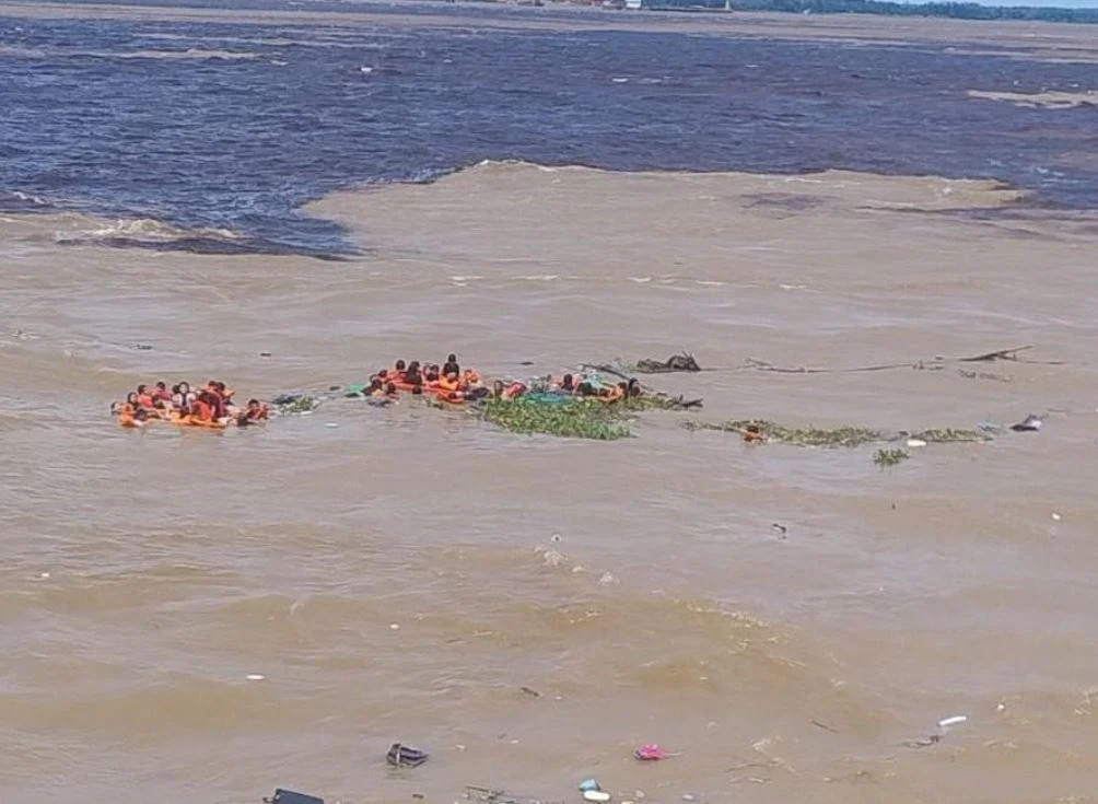 Com sete desaparecidos, buscas por naufrágio em Manaus chegam ao quarto dia Com sete desaparecidos, buscas por naufrágio em Manaus chegam ao quarto dia