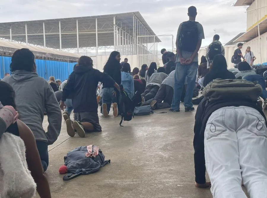 Estudantes de escola cívico-militar são obrigados a ajoelhar por uso ‘inadequado’ de casacos Estudantes de escola cívico-militar são obrigados a ajoelhar por uso ‘inadequado’ de casacos