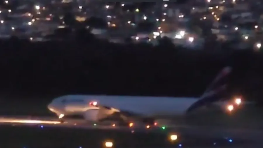 Boeing 777 da Latam abortou decolagem em Guarulhos após motor superaquecer Boeing 777 da Latam abortou decolagem em Guarulhos após motor superaquecer