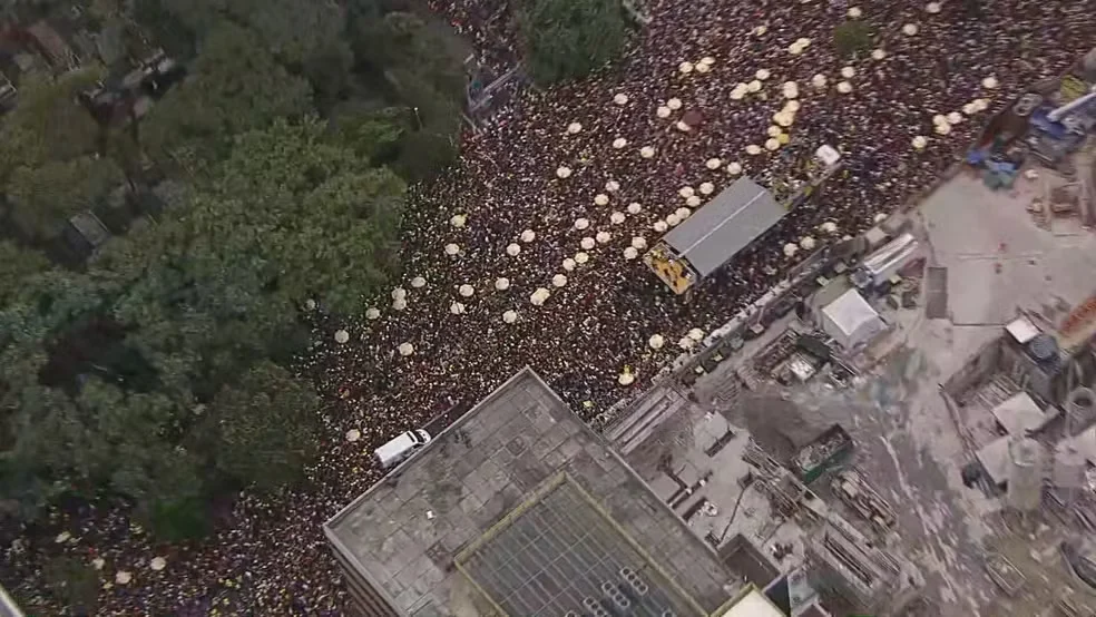 Blocos simultâneos têm tumulto, foliões prensados e grades derrubadas no centro de SP Blocos simultâneos têm tumulto, foliões prensados e grades derrubadas no centro de SP